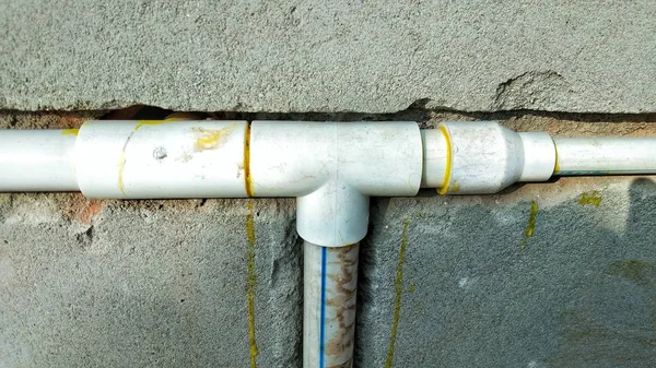 Tee, indirgeyici, pvc boru tesisatının bağlantı bağlantısını kullanarak duvar, tesisatçı ve tesisat konseptine bağlı su boru hattı metin için kopyalama alanı
