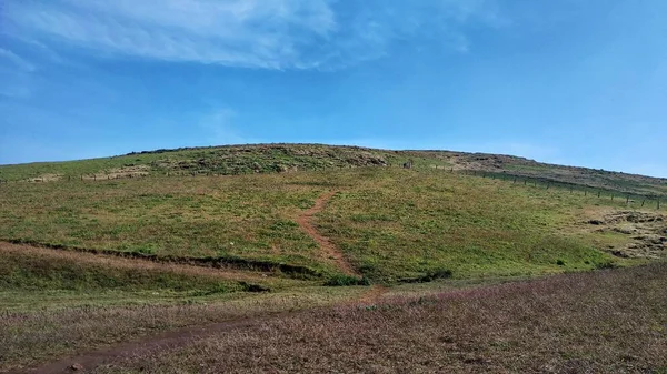 Mullayanagiri Dağı 'nın manzaralı güzelliği mavi gökyüzünün altında Chikmagalur, Karnataka, Güney Hindistan' da
