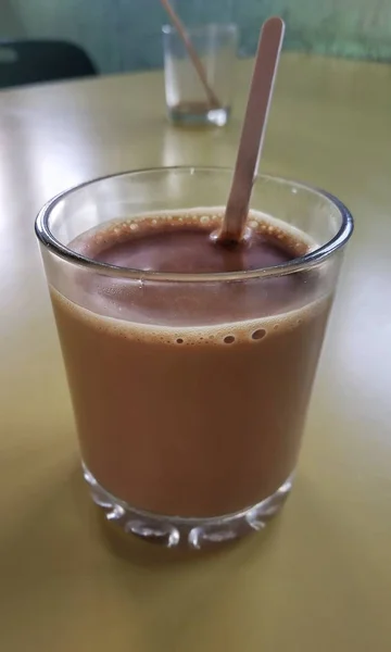 Hindistan 'da bir otelde çay, Hint masala çayı veya çeşitli baharat ve malzemelerle yapılan siyah çay.