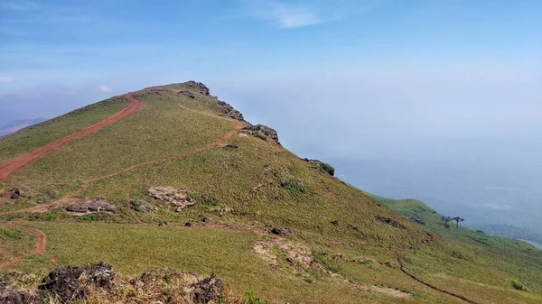 Mullayanagiri Dağı 'nın manzaralı güzelliği mavi gökyüzünün altında Chikmagalur, Karnataka, Güney Hindistan' da