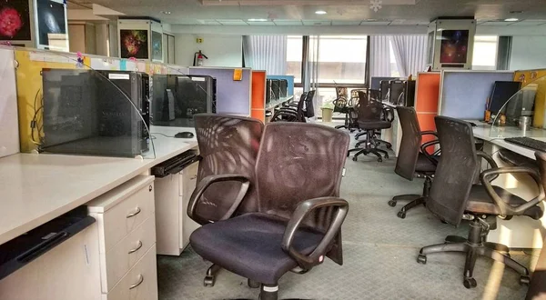 Boş ofis koltukları, ofiste çalışan yok, ofis grevi konsepti, ofis iç tasarımı ve bilgisayar masası. 