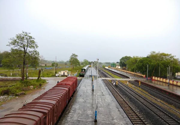 Assam, Hindistan - 4 Ekim 2018: Demiryolu İstasyonu Platformu 