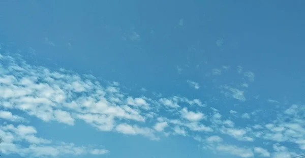 Mavi gökyüzünde beyaz bulutlar arkaplan manzarası 