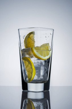 Buzlu ve limonlu su bardakta.