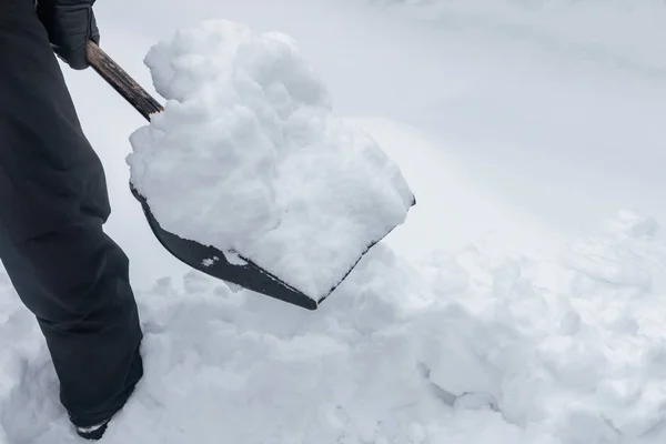 Sgomberare Neve Con Una Pala Dopo Una Forte Nevicata — Foto Stock