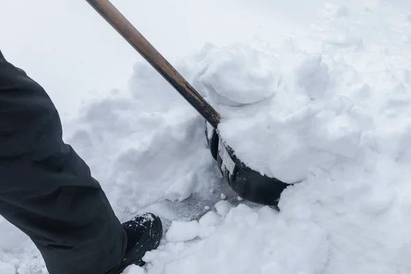 男人擦雪铲 — 图库照片
