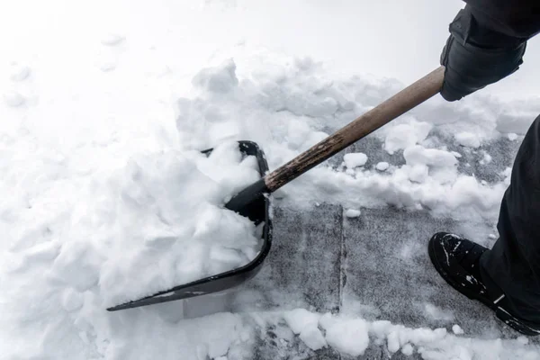 Worker Cleans Snow Shovel — Stock Photo, Image