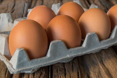 Kırsal bir masada kahverengi yumurtalar