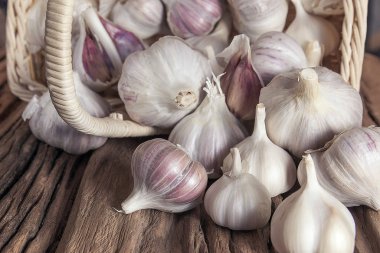 Sarımsak soğanları mutfak masasının üstünde.