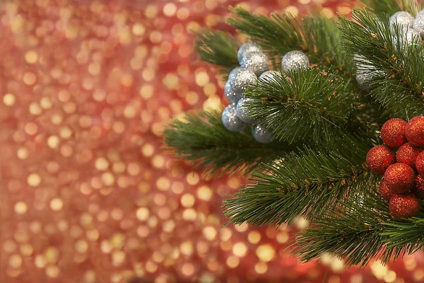 Xmas fundo-vermelho e bolas de prata em um galho árvore de Natal — Fotografia de Stock