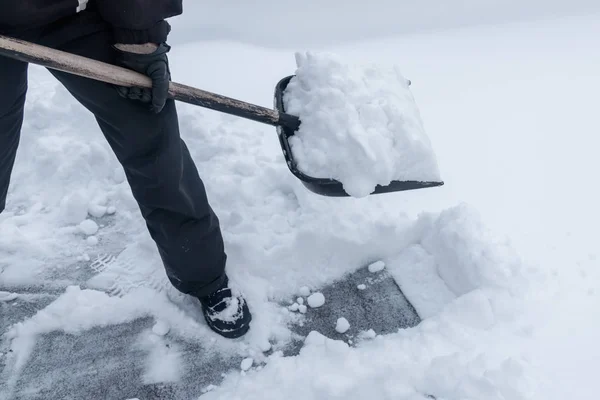 工人清理雪铲 — 图库照片