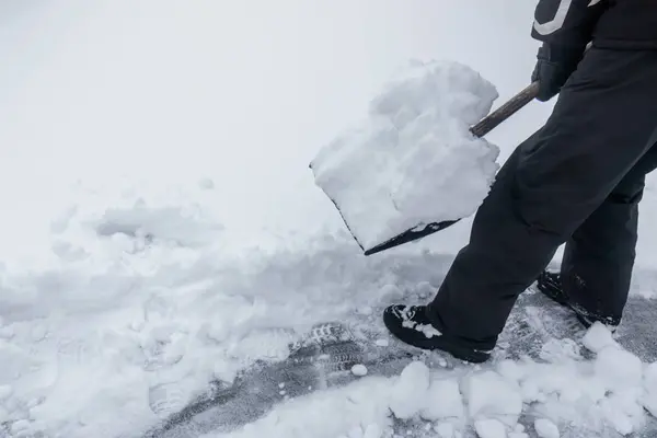 大雪过后用铲子扫雪 — 图库照片