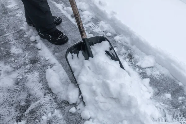 Neve Schiarisce Uomo Con Una Pala — Foto Stock