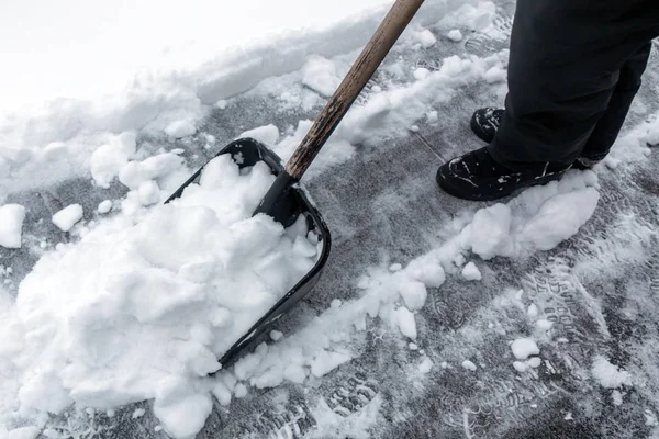 Человек Снежной Лопатой Очищает Тротуары Зимой — стоковое фото