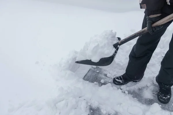 用铲子铲雪的人 冬天的铲子 雪灾后除雪 — 图库照片