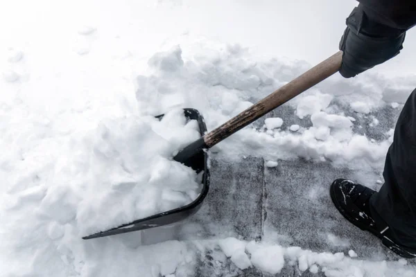 工人清理雪铲 — 图库照片