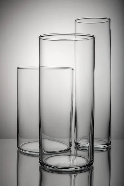 Genomskinliga Glasvaser Står Bordet — Stockfoto