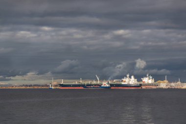  Seaport kargo gemisiyle