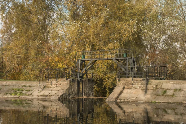 Vecchia diga abbandonata sul fiume in autunno — Foto Stock