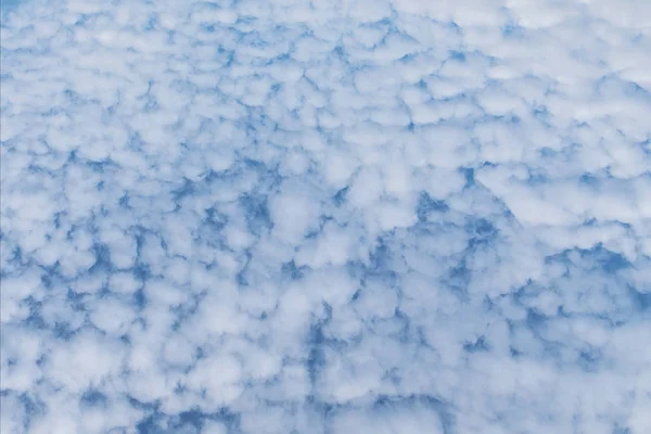 青い空に白い雲と抽象的な背景 — ストック写真