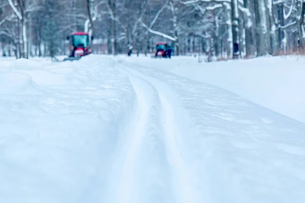 滑雪场冬季雪地里的滑雪场上 雪地上有拖拉机 雪地上有柔软的焦点 — 图库照片