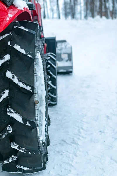 雪地拖拉机后轮在冬季公园背景上的特写 垂直方向 — 图库照片