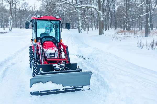 在除雪前 一辆没有司机的拖拉机停在冬季公园里 — 图库照片