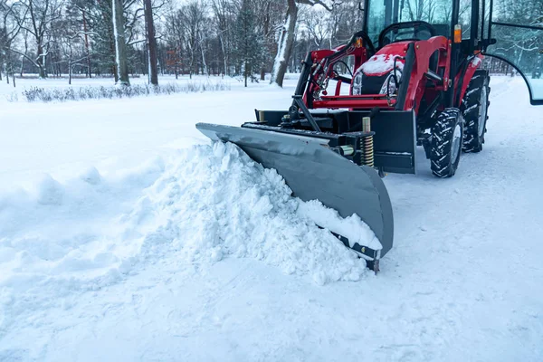 Уборка Снега Тракторе Пешеходной Дороги Парке Зимой — стоковое фото