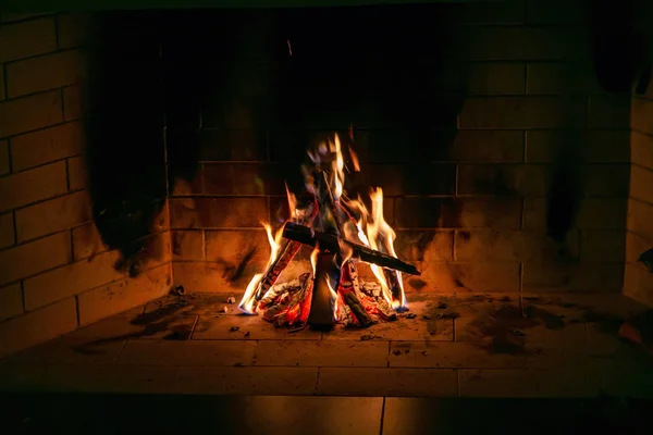 Fire Burns Large Fireplace Home — Stock Photo, Image