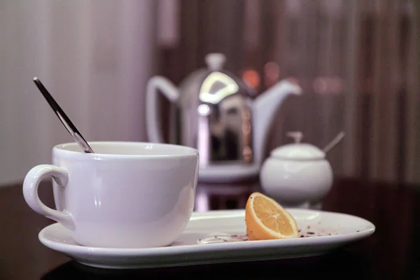 Kirli Tabaklar Çay Içtikten Sonra Kalan Limonlar Mutfak Masasında Bulanık — Stok fotoğraf