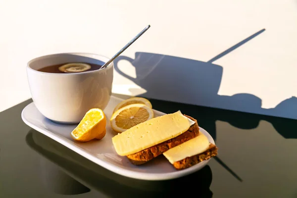 Завтрак Столе Горячий Черный Чай Лимоном Хлебные Тосты Сыром Лимон — стоковое фото