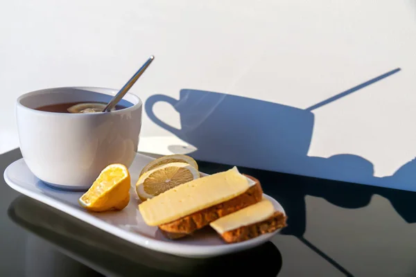 Завтрак Столе Горячий Черный Чай Лимоном Хлебные Тосты Сыром Лимон — стоковое фото