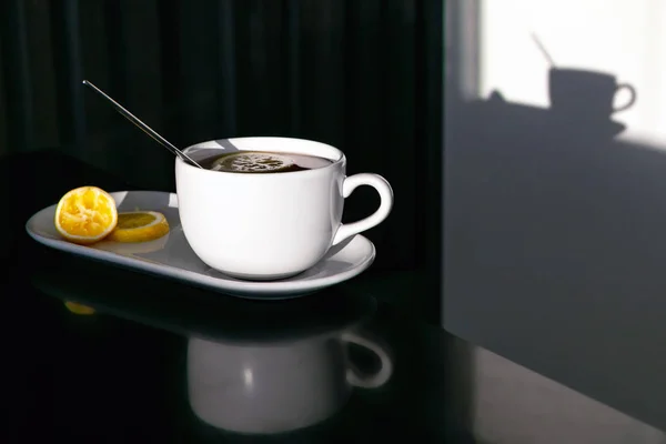 Керамика Белая Чашка Черном Столе Тень Яркого Солнца Время Чая — стоковое фото