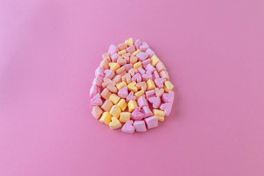 Pembe arka planda kalplerden yapılmış Paskalya yumurtası