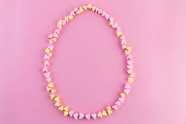 Kalp şeklinde şekerlemelerden yapılmış Paskalya yumurtası. Boşluğu kopyala