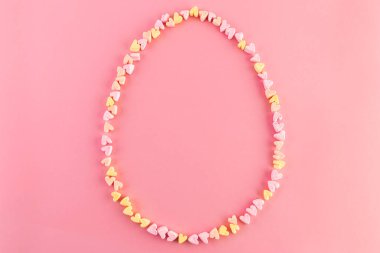 Paskalya yumurtası pembe ve sarı lokum kalplerinden yapılmıştır. Renkli ve parlak tatil konsepti. Düz yatıyordu.