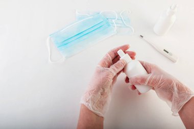 Coronavirus 'un önlenmesi için her evde gerekli malzemeler: tek kullanımlık eldivenler, tıbbi cerrahi maskeler ve solunum virüsleri için el dezenfektanı..