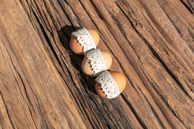 Eski ahşap arka planda paskalya kırsal yumurtaları ve sert gölgelerle yaratıcı bir fotoğraf..