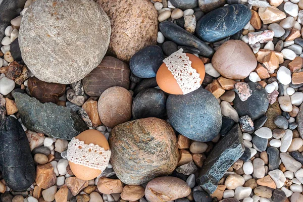 Fondo Pascua Huevos Decorados Con Encaje Rústico Yacen Piedras Diferentes —  Fotos de Stock