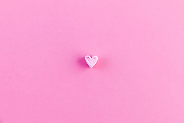 Růžové Pozadí Jedním Malým Srdcem Koncept Minimalismu Milostné Přání Valentýn — Stock fotografie