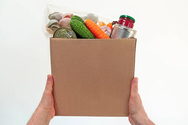 Servizio Consegna Cibo Mani Maschili Con Una Scatola Cibo Fresco Foto Stock