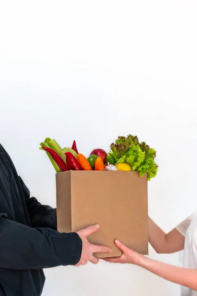 Consegna Verdure Fresche Biologiche Una Scatola Cartone Cibo Del Mercato Foto Stock