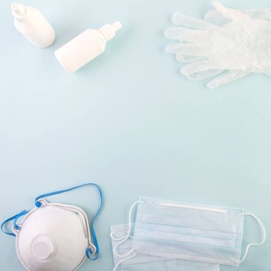 Salgına karşı koruyucu ekipman, koronavirüs, mavi arka planda bakteri. Eldiven, dezenfektan, tıbbi maske. Boşluğu kopyala.