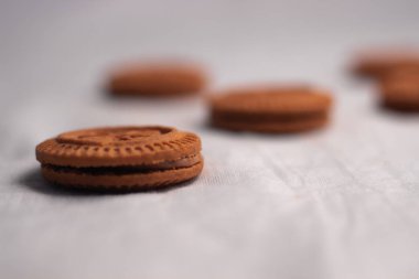 Kahverengi kremalı kurabiyeler beyaz arkaplanda