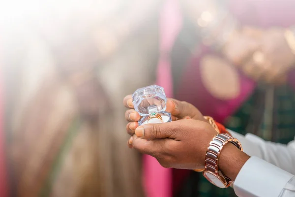 Indyjski pan młody oferuje obrączkę. Propozycja małżeństwa — Zdjęcie stockowe
