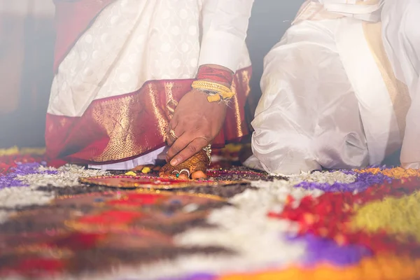Południowo-indyjski rytuał ślubny Saptapadi. Panna młoda trzyma stopy panny młode podczas małżeństwa — Zdjęcie stockowe