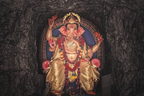 Mağara arka planında Tanrı Ganesha 'nın tembelliği