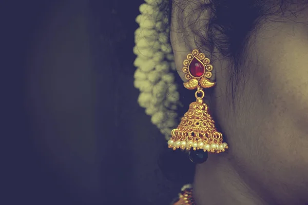 Ινδικά σκουλαρίκια κοσμήματα νύφη από κοντά — Φωτογραφία Αρχείου