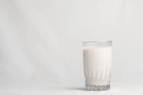 Un vaso de leche sobre fondo blanco —  Fotos de Stock