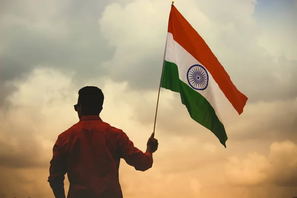 Silhouette de Guy tenant drapeau indien en arrière-plan dramatique — Photo